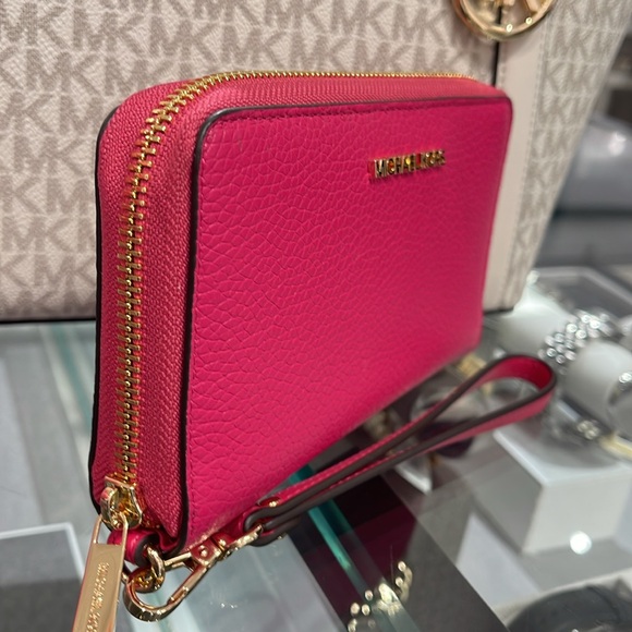 MICHAEL KORS LARGE FLAT MULTIFUNCTION PHONE CASE WALLET WRISTLET 
ELECTRIC PINK - Picture 3 of 16